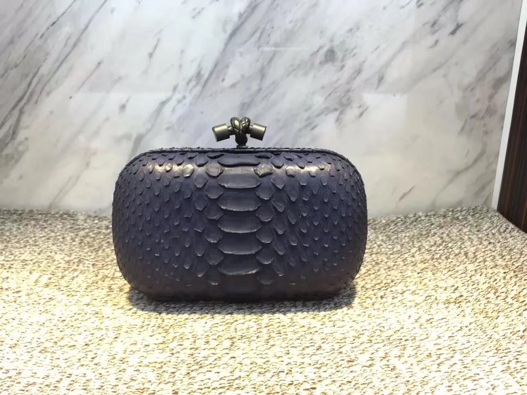🔥🔥Model No. 8651🔥🔥This elegant clutch bag is one of the most popular handbags in woven bags. It is an interpretation of a classic design that was reintroduced in 2001. Since its launch, the Knot clutch has exhibited exquisite craftsmanship and integrated different styles from low-key to flamboyant. Each new Knot product demonstrates the irresistible and timeless charm of this classic handbag. This luxurious handbag features the signature braided rope buckle and is crafted from rare yellow-ringed forest snake and water snake skins. More charming and luxurious texture. Size: Small 16.5cm